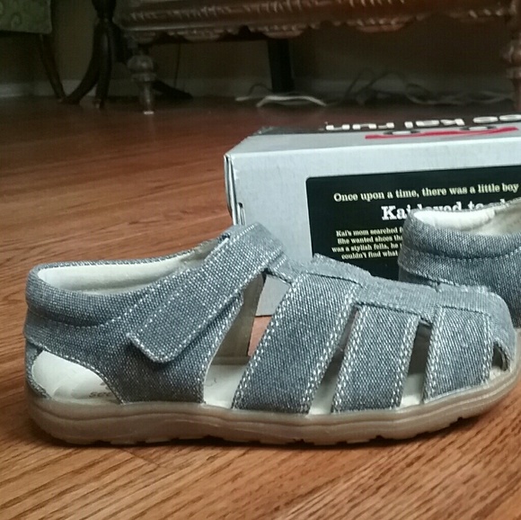 **SOLD** 🆕NEW See kai run gray canvas sandals - Picture 2 of 6
